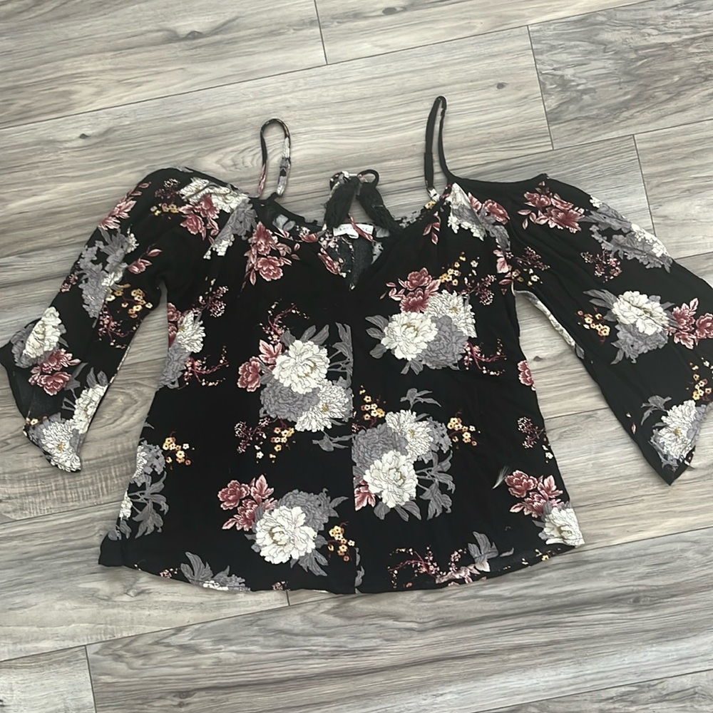 Floral peekaboo shoulder flowy blouse top